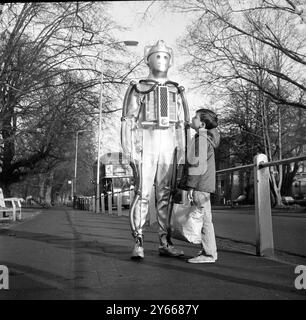 London : Lift zum Mond? Diese Mondmonster sind die Cybermen , die jüngsten Feinde von BBC's unerschrockenem Weltraumforscher Dr Who . Die Cybermen , die in Ealing Green in London zu sehen sind , werden ab Februar in einer neuen Geschichte namens Dr Who und Moonbase " erscheinen . Das Jahr ist 2070 , und der Mensch ist bereits auf dem Mond , bevor Dr. Who kommt . Aber da vor allen anderen .... The Cybermen .19 Januar 1967 Stockfoto