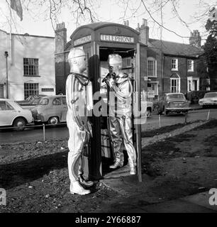 London : Lift zum Mond? Diese Mondmonster sind die Cybermen , die jüngsten Feinde von BBC's unerschrockenem Weltraumforscher Dr Who . Die Cybermen , die in Ealing Green in London zu sehen sind , werden ab Februar in einer neuen Geschichte namens Dr Who und Moonbase " erscheinen . Das Jahr ist 2070 , und der Mensch ist bereits auf dem Mond , bevor Dr. Who kommt . Aber da vor allen anderen .... The Cybermen .19 Januar 1967 Stockfoto