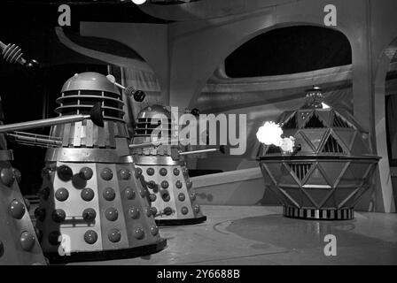 Am 22 . Mai 1965 werden die Daleks - die offenbar eine Vereinbarung mit der Unsterblichkeit zu haben scheinen - gegen einen viel stärkeren Feind vorgehen . Diesmal sind es die gefürchteten Mechanoiden - mechanische Monster, die aussehen, als wären sie gerade von einer Decke des Ballsaals gefallen und mit zerbrechenden Flammen handeln. Dr. Who und seine Kollegen werden zweifellos irgendwo zwischen den Daleks, den Mechanoiden und ihrer umherziehenden Polizeibox gefangen werden, wenn die Fernsehserie mit ihrer neuesten Innovation am .14. April 1965 in Gang kommt Stockfoto