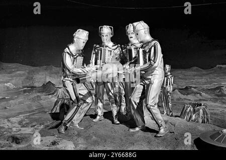 London : Lift zum Mond? Diese Mondmonster sind die Cybermen , die jüngsten Feinde von BBC's unerschrockenem Weltraumforscher Dr Who . Die Cybermen , die in Ealing Green in London zu sehen sind , werden ab Februar in einer neuen Geschichte namens Dr Who und Moonbase " erscheinen . Das Jahr ist 2070 , und der Mensch ist bereits auf dem Mond , bevor Dr. Who kommt . Aber da vor allen anderen .... The Cybermen .19 Januar 1967 Stockfoto