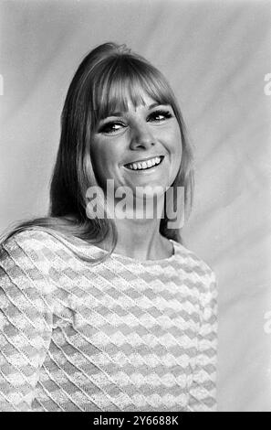 London : im BBC TV Centre in der Londoner White City ist die Schauspielerin Anneke Wills zu sehen, die die Rolle einer Privatsekretärin Polly in Doctor Who vom .24. Juni 1966 spielt Stockfoto