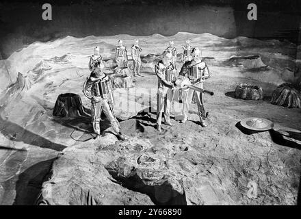 London : Lift zum Mond? Diese Mondmonster sind die Cybermen , die jüngsten Feinde von BBC's unerschrockenem Weltraumforscher Dr Who . Die Cybermen , die in Ealing Green in London zu sehen sind , werden ab Februar in einer neuen Geschichte namens Dr Who und Moonbase " erscheinen . Das Jahr ist 2070 , und der Mensch ist bereits auf dem Mond , bevor Dr. Who kommt . Aber da vor allen anderen .... The Cybermen .19 Januar 1967 Stockfoto