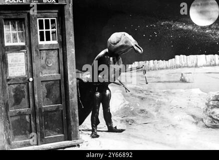 London : A Zarbi, der in der BBC-Fernsehserie Dr Who als intelligentes, ameisenähnliches Geschöpf auf dem „Webplaneten“ Vortis auf Alarm von Dr Who, dessen esoterische Raumsonde die Polizeibox ist ( links)23. Februar 1965 Stockfoto