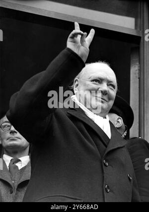 Am 26. Oktober 1951 verließ Winston Churchill die St. Barnabas Road Schools in Woodford, Essex, nachdem er den Sitz von Woodford für die Conservative Party gewonnen hatte Credit:TopFoto Stockfoto