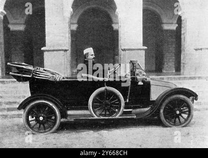 Ein schönes Auto für den Osten : und seinen Besitzer . Das schöne Auto, das wir veranschaulichen, ist ein bewundernswertes Exemplar der Arrol-Johnton-Produktionen . Der Besitzer ist der Kumar Rajah von Bobbili aus Madras, der am .15. April 1916 am Rad zu sehen ist Stockfoto