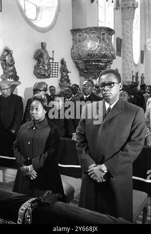 General Joseph Mobutu , der Präsident der Demokratischen Republik Kongo , bei einer Requiem-Messe in einer hübschen alten Kirche in diesem kleinen Dorf am Tegernsee am 25 . März 1969 für den späteren ehemaligen kongopräsidenten Joseph Kasavubu , Rottach-Egern , Deutschland . Auf der rechten Seite des Präsidenten steht seine Frau. Gestern flog General Mobutu nach Paris, um am .27. März 1969 zu einem privaten Besuch zu kommen Stockfoto
