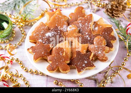 Kreative Idee für Weihnachtsfrühstück, lustige weihnachtspancakes in Form von Lebkuchenmann, weihnachtsbaum und Stern, Stockfoto