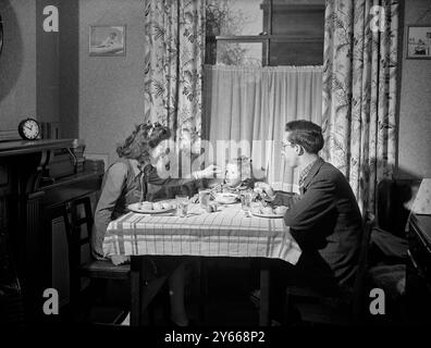 Der amerikanische GI siedelt sich nach dem Zweiten Weltkrieg in Großbritannien an, wo seine Familie 1947 zu Mittag essen konnte Stockfoto