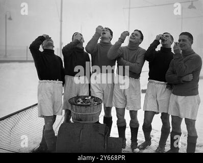 Austern für Cup. Southend United, der am Samstag in Everton in der dritten Runde des F A Cups auf Everton trifft, erhielt ein Geschenk von 300 " Whitstable Natives " von einem Mitglied des Supporters Clubs mit der Bitte, dass "die Jungs diese vor dem Spiel in sie bekommen". Das Bild zeigt Mitglieder des Southend-Teams, die heute (Mittwoch) einige der Austern probieren, von links nach rechts Harry Lane, Ken Bennett, Cyril Thompson, Alf Smirk, Peter Jackson (Captain) und Joe Sibley. 8. Januar 1947 Stockfoto