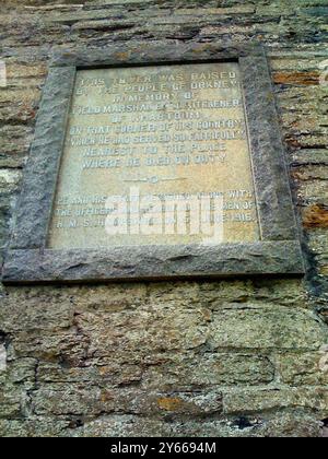 Schottland - die Orkneys - Eine Gedenktafel auf dem Turm, errichtet zum Gedenken an Lord Kitchener , den britischen Kriegsminister , der am 5. Juni 1916 bei der Versenkung von H M S Hampshire ' direkt vor Marwick Head starb. Es gab nur zwölf Überlebende. Auf der Tafel steht : dieser Turm wurde von den Menschen von Orkney zum Gedenken an Feldmarschall Lord Kitchener von Khartum in jener Ecke seines Landes errichtet , in der er dem Ort, an dem er im Dienst starb, so treu gedient hatte . Er und sein Personal sind dabei umgekommen Stockfoto