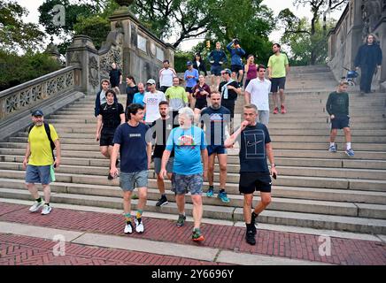 New York, Usa. September 2024. Der tschechische Präsident Petr Pavel (Mitte, in blauem Hemd) wird während eines Morgenlaufs im Central Park während seines Besuchs in den USA am 24. September 2024 in New York, USA, gesehen. Quelle: Alzbeta Souckova/CTK Photo/Alamy Live News Stockfoto