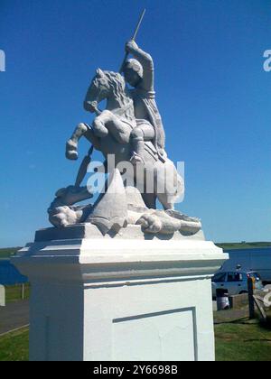 Schottland , Lambholm , Orkneys - Eine Statue des Heiligen Georg , der den Drachen tötet , die von Domenico Chiocchetti , einem italienischen Kriegsgefangenen , für den Platz von Lager 60 geschaffen wurde - ein italienisches Kriegsgefangenenlager während des Zweiten Weltkriegs . Es wurde aus Beton um eine Basis aus Stacheldraht und Drahtgeflecht gebaut - alles Abfälle aus den Bauarbeiten im Lager . ©TopFoto / Alan Smith Stockfoto