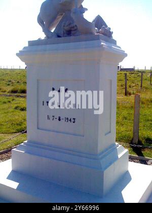 Schottland - Lambholm , Orkneys - Eine Statue des Heiligen Georg , der den Drachen tötet , die von Domenico Chiocchetti , einem italienischen Kriegsgefangenen , geschaffen wurde , um auf dem Platz des Lagers 60 zu stehen - ein italienisches Kriegsgefangenenlager während des Zweiten Weltkriegs . Es wurde aus Beton um eine Basis aus Stacheldraht und Drahtgeflecht gebaut - alles Abfälle aus den Bauarbeiten im Lager . ©TopFoto / Alan Smith Stockfoto