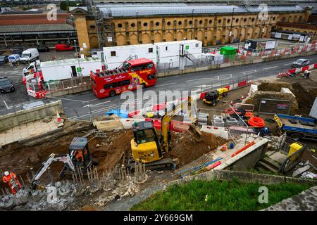 Straßenverbesserungen und Abbrucharbeiten für Station Gateway Project (Männer arbeiten, Bodenarbeiten, Maschinen und Maschinen) - York, North Yorkshire, England, Großbritannien. Stockfoto