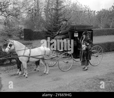 Lady Wentworth, berühmt als Züchterin arabischer Pferde auf ihrem Gestüt im Crabbet Park Sussex, hier mit Pony brougham, haben beide Ponys Siegerpokale und Medaillen gewonnen, die nur 11 Hände am 17. März 1923 standen Stockfoto