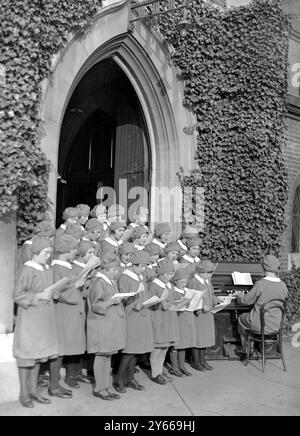 Carol Singing Practice in Dr. Barnardos Haus 1933 Stockfoto