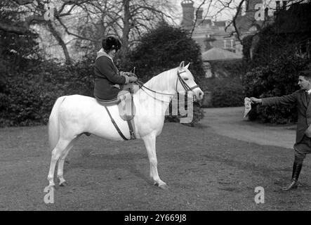 Lady Wentworth auf einem ihrer berühmten Arab Horse im Crabbet Park im September 1923 Stockfoto