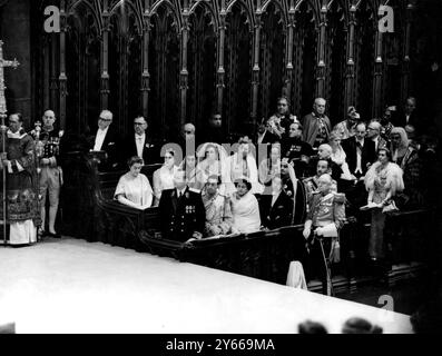 Krönungstag - die Augen der Welt sind auf die Königin gerichtet. Vertreter beobachten den Fortschritt durch Westminster Abbey, als sie zur Krönungszeremonie eintrifft. In der ersten Reihe befinden sich Yakob Malik (sowjetischer Botschafter) ganz links der Kronprinz Akihito von Japan (4. Von links) und rechts Prinz Abdul Ollah, der den König des Irak vertritt. In der hinteren Reihe befinden sich Pandit Jawaharlal Nehru, Premierminister von Indien (3. Von links) und Königin Salote von Tonga (5. Von links). Juni 1953 Stockfoto