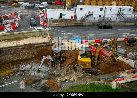 Straßenverbesserungen und Abbrucharbeiten für Station Gateway Project (Arbeit von Menschen, Bodenarbeiten, Maschinen und Maschinen) - York, North Yorkshire, England, Großbritannien. Stockfoto