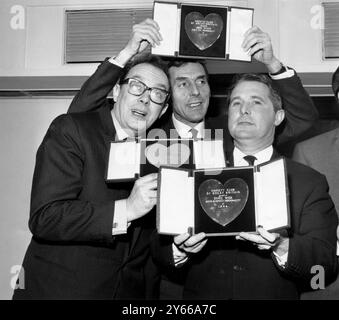 Eric Sykes (c) mit Eric Morecambe und Ernie Wise erhalten 1964 THT Variety Club Awards für Top-Stars. Stockfoto