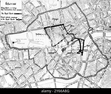 Diese Karte zeigt Verkehrspläne für den Prozessionsweg und die Umgebung. Die Verkehrsregeln wurden von Scotland Yard angekündigt. Um den Zuschauern zu helfen, ihre Plätze auf der Prozessionsroute zu erreichen, ist der allgemeine Fahrzeugverkehr nach Mitternacht an der Krönungswoche verboten. Außerdem ist ein Krönungsgebiet um die Strecke ab Mitternacht am Krönungsabend geschlossen, mit Ausnahme von Fahrzeugen mit Polizeiaufkleber. Eine Ringstraße, die die Grenze zum Krönungsgebiet bildet, steht für den gesamten Verkehr zur Verfügung. Autos, die Zuschauer bringen, werden alles sein Stockfoto