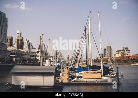 Marina und Anlegeplatz des Hafens von Puerto Madero in Buenos Aires mit Wohngebäuden im Hintergrund. Stockfoto