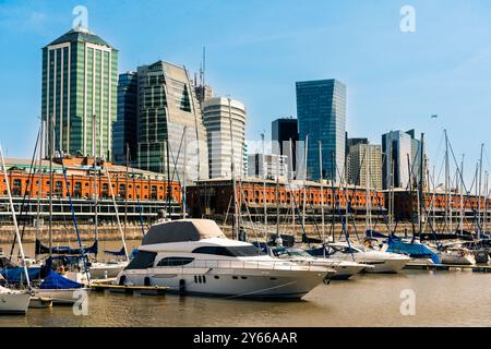 Marina und Anlegeplatz des Hafens von Puerto Madero in Buenos Aires mit Wohngebäuden im Hintergrund. Stockfoto