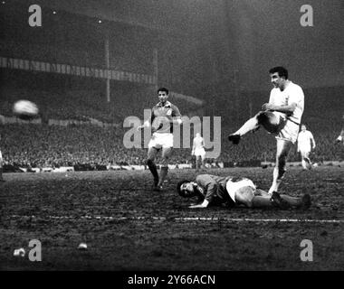 Tottenham Hotspur gegen Benfica Spurs Mittelstürmer Bobby Smith erzielte im Halbfinale 1962 in der White Hart Lane am 5. April 1962 ihr erstes Tor Stockfoto