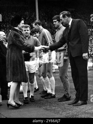 1968 League Cup Finale Leeeds United gegen Arsenal Princess Alexandra trifft auf Spieler und Manager. Billy Bremner, Leeds United, rechte Hälfte und Mannschaftskapitän sieht zu, wie Prinzessin Alexandra Leeds Manager Don Revie (rechts) die Hand schüttelt, bevor Leeds Arsenal in Wembley traf. März 1968 Stockfoto