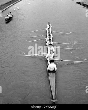 Die Crew der Cambridge University Boat Race Crew während eines Trainings auf dem River Cam 23 Januar 1962Crew Members Cox, R Walmsley, Stroke Lord Chewton, No 7, H B Budd, Nr. 4, Collier, Nr. 5 J M S Lecky, Nr. 3, R J Frazer, Nr. 2, C J T Davey und Nr. 1 R G Nicholson Stockfoto