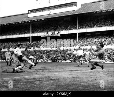 Tottenham Hotspur gegen Coventry City Tottenham's Cliff Jones schlägt den Ball an Coventry Torhüter Bill Glazier vorbei und erzielt das erste Tor im Spiel der First Division in der White Hart Lane. April 1968 Stockfoto