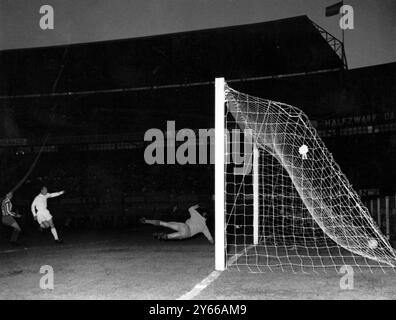 Endspiel der Europapokalsieger 1963 Tottenham Hotspur gegen Atletico Madrid Jimmy Greaves (links) erzielt sein Team gegen Atletico Madrid in Rotterdam. Mai 1963 Stockfoto