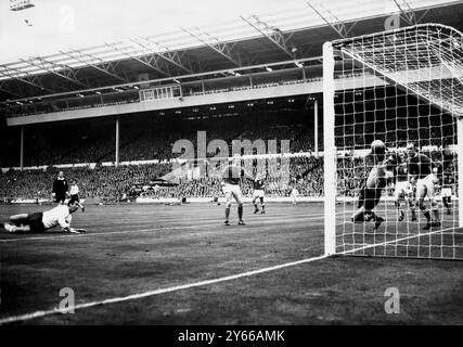 England gegen Rest der Welt in Wembley. England und Tottenham Hotspur als Mittelstürmer, Bobby Smith (links) geht nach unten, nachdem er den Ball in Richtung Tor geführt hat, aber der russische Torhüter Lev Yashin rettete ihn. Oktober 1963 Stockfoto