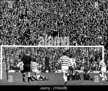 Spiel vor der Saison. Celtic V Tottenham Hotspur im Hampden Park. Auld (Nr. 10) legt den Ball ins Netz der Spurs und holt Celtic's zweites Tor. Die über 91.000-Zuschauer steigen in Jubel. Pat Jennings, der Torhüter der Spurs, ist am Boden und auf der Linie sind die Verteidiger Joe Kinnear (links) und Cyril Knowles (rechts). Das Spiel endete mit 3:3. August 1967 Stockfoto