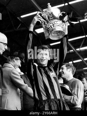 1969 FA Cup Finale Manchester City gegen Leicester City Tony Book hält den FA Cup hoch, während Prinzessin Anne dem Manchester City Torwart Harry Dowd die Hand schüttelt. April 1969 Stockfoto