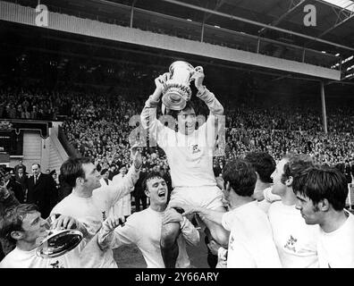 1968 FA Cup Finale Everton gegen West Bromwich Albion West Bromwich Albion West Bromwich Albion Kapitän Graham Williams wird nach dem Sieg über Everton von Teamkollegen geleitet. Das Spiel ging in die Verlängerung. Mai 1968 Stockfoto