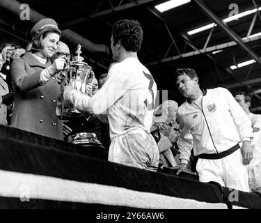 1968 FA Cup Finale Everton gegen West Bromwich Albion Prinzessin Alexandra präsentiert den Tophy an WBA-Kapitän Graham Williams, nachdem sie Everton in der Verlängerung besiegt hatten. Neben seinem Kapitän steht John Kaye, der während des Spiels verletzt wurde. Mai 1968 Stockfoto