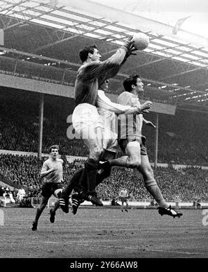 1968 FA Cup Finale Everton gegen West Bromwich Albion John Osborne der WBA-Torhüter schwingt über den Kopf des Everton-Flügels Morrissey, um den Ball zu übernehmen. Mai 1968 Stockfoto