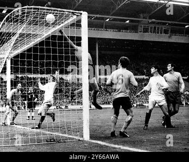 1968 FA Cup Finale Everton gegen West Bromwich Albion Everton Torhüter Gordon West springt nach einem Schuss von Collard von WBA über die Bar. Auf der Torlinie ist Wilson und mit zurück zur Kamera Harvey (beide von Everton). Mai 1968 Stockfoto