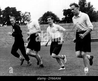 Fulham in der Ausbildung in Craven Cottage. Der 15-jährige Johnny Haynes, der Edmonton Schuljunge internationale Stürmer, hat sich mit anderen Neuankömmlingen für den Verein entschieden, wird aber in den Büros des Fulham FC arbeiten, da er erst mit 17 Jahren professionelle Formulare unterzeichnen kann. (Links-rechts) Archie Macaulay; Reg Lowe; Johnnie Haynes und Eddie Lowe. Eddie und Reg sind Brüder. Juli 1950 Stockfoto