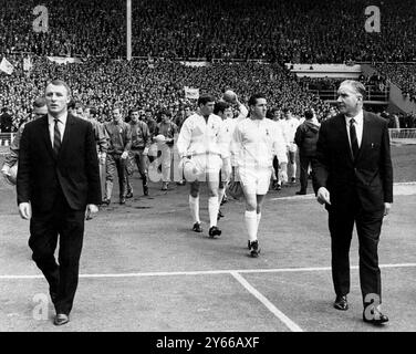 1967 FA Cup Finale Chelsea gegen Tottenham Hotspur Tommy Docherty (passend links), Chelsea-Manager und Bill Nicholson (passend rechts), Trainer von Spurs, führen die Teams vor dem Spiel aus. Mai 1967 Stockfoto