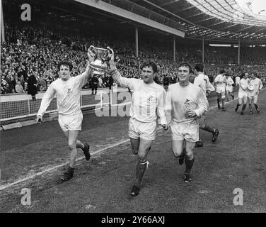 1968 FA Cup Finale West Bromwich Albion gegen Everton. - West Bromwich Albion Spieler, Tony Brown, Captain, Graham Williams und Ian Collard ziehen die Trophäe in Wembley, nachdem sie Everton 1-0 in Verlängerung besiegt haben. - 18. Mai 1968 Stockfoto