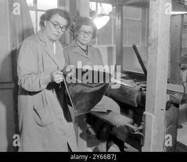 Zwei Frauen, die den Royal Purple Velvet herstellen. Miss Lilly Lee, die seit 1913 bei der Firma beschäftigt ist, und Mrs. Hilda Calver New Mills Braintree Essex Warner and Sons Ltd. Weben am 18. November 1952 das Robe Royal Samvet for Coronation of her Majesty the Queen Stockfoto