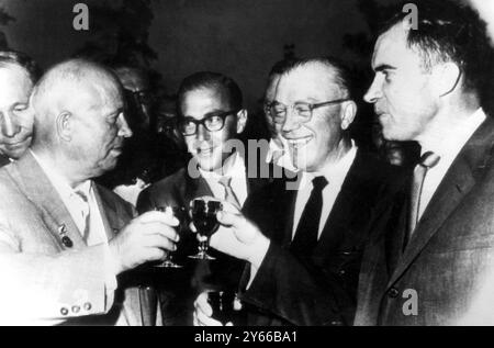 Ein Toast in amerikanischem Wein. Moskau: Der sowjetische Premierminister Nikitas Krushchev (links) und der US-Vizepräsident Richard Nixon (rechts) trinken bei der Eröffnungszeremonie der amerikanischen Nationalausstellung in Moskau gestern Abend einen Toast mit amerikanischem Wein, mit Präsident Eisenhowers Bruder MILTON EISENHOWER (zweiter von rechts) und einer nicht identifizierten Person. Früher, während einer Vorschautour durch die Ausstellung von Herrn Krushchev, gab es einen scharfen Wortaustausch zu unterschiedlichen Themen zwischen dem sowjetischen Ministerpräsidenten und dem US-Vizepräsidenten. Juli 1959 Stockfoto