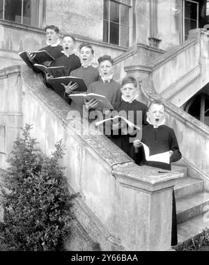 Croydon, Surrey: Sechs der Chorknaben Proben für die Krönung in Westminster Abbey. Alle aus Irland sind (von links nach rechts) Dermot McConnell aus Belfast; Walter E. Officer aus Belfast; David Harry Gordon, Belfast; Kenneth H. Turner, Dundrum, Co. Dublin; Samuel G.C. Greenaway, Armagh; und Henry Roger Dormer, Armagh. Probe im Addington Palace in der Nähe von Croydon. 14. Mai 1953 Stockfoto