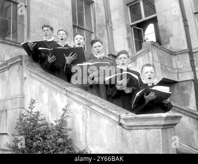 Croydon, Surrey: Sechs der Chorknaben Proben für die Krönung in Westminster Abbey. Alle aus Irland sind (von links nach rechts) Dermot McConnell aus Belfast; Walter E. Officer aus Belfast; David Harry Gordon, Belfast; Kenneth H. Turner, Dundrum, Co. Dublin; Samuel G.C. Greenaway, Armagh; und Henry Roger Dormer, Armagh. Probe im Addington Palace in der Nähe von Croydon. 14. Mai 1953 Stockfoto