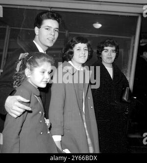 Sänger Cliff Richard und seine Schwester jacqueline, 13 Jahre alt, Joan, 10 Jahre alt und seine Mutter. Am Flughafen London, bereit für den Flug nach Südspanien, um Weihnachten am Strand von Torremolinos zu essen. Dezember 1960 Stockfoto