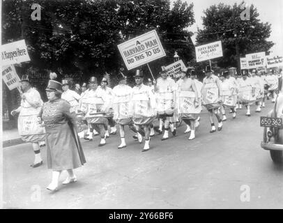 Die Klasse von 1918 marschierte in einem traditionellen Steuerfass zum Harvard Stadium in Cambridge, Massachusetts, um an den urkomischen Klassenfeiern der Harvard University am 2. Juli 1938 teilzunehmen Stockfoto