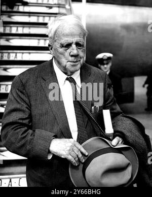 Robert Frost, 83 Jahre alter amerikanischer Dichter, kam heute aus New York am Flughafen London an. Er soll Vorlesungen an den Universitäten London, Cambridge, Durham, Manchester und Oxford halten und wird mit dem Doktor der Briefe an den Universitäten Oxford und Cambridge ausgezeichnet. Robert Frost hat vier Mal den Pulitzer Prize for Poetry gewonnen und wird nur der dritte Amerikaner sein, der sowohl Oxford als auch Cambridge Ehrendoktorwürde erhält. Mai 1957. Stockfoto