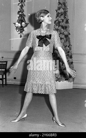 London: Model Elizabeth Holmes trägt „Lalique“ bei der Ausstellung der Hardy Amies 1966 Autunm and Winter Collection. Juli 1966 Stockfoto